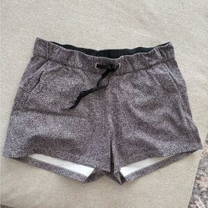 lululemon athletica Women’s On The Fly Short 2.5” Size 8